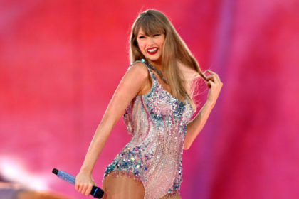 Taylor Swift countdown fan reaction crowd