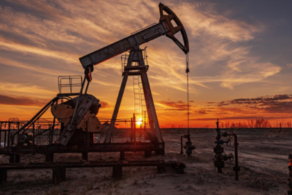 Oil pump jack representing Brent and WTI crude oil prices falling in global energy markets.