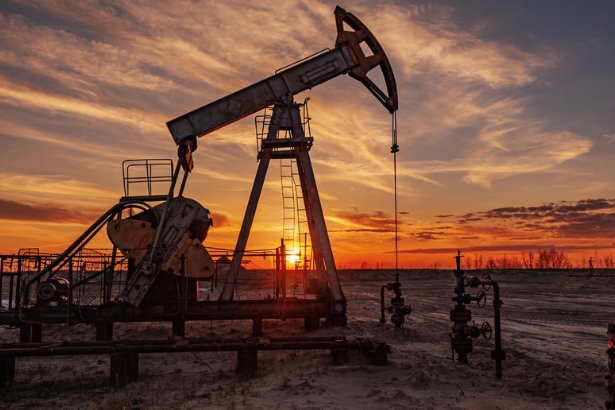 Oil pump jack representing Brent and WTI crude oil prices falling in global energy markets.