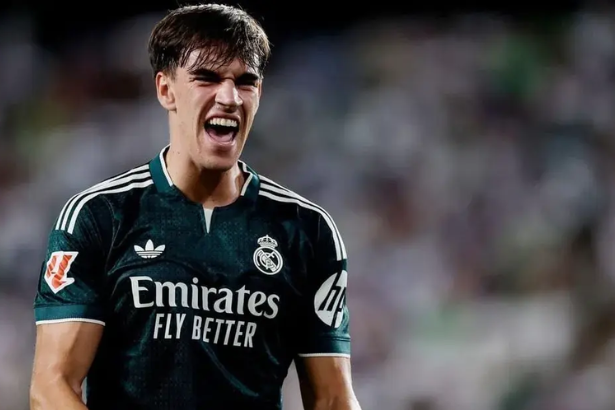 Elche vs Real Madrid match showing Carlos Espí celebrating his late winning goal for Real Madrid.