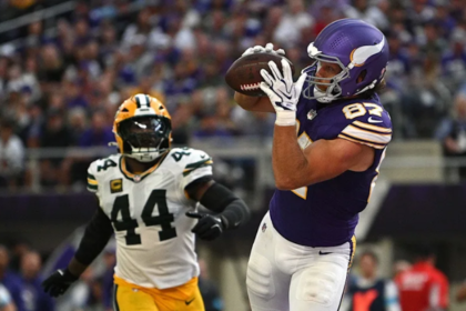 Packers vs Vikings Carson Wentz throwing a touchdown pass in Week 1