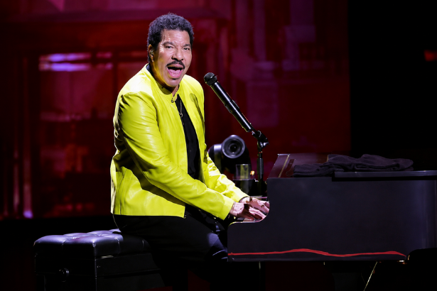 Lionel Richie hospitalized after St. Louis concert