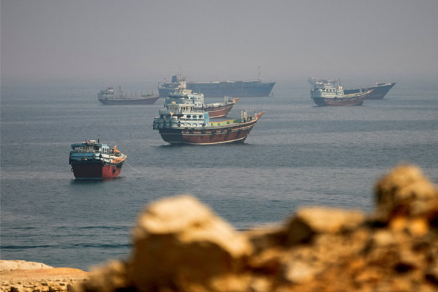 Strait of Hormuz oil flow and tanker traffic