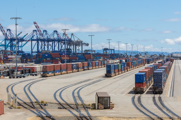 US port container delays at Los Angeles Long Beach