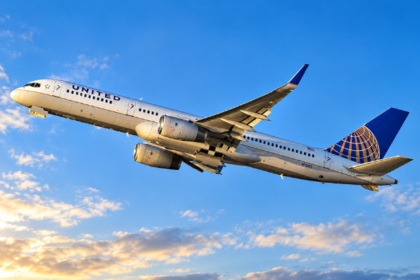 UA1855 technical issue United Boeing 757 at LAX
