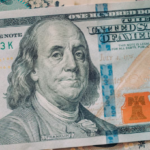 Dólar hoje com gráfico ilustrando a variação da moeda americana frente ao real